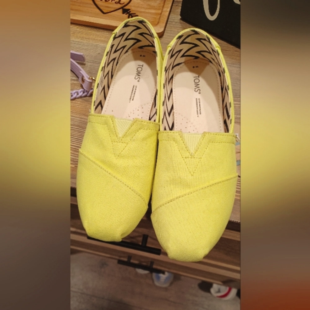 Neon Yellow Size 9 Toms